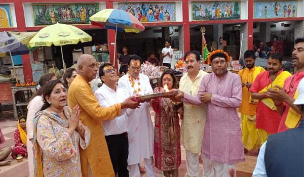 prem-bhutani-visits-with-family-prays-for-prosperity-and-well-being