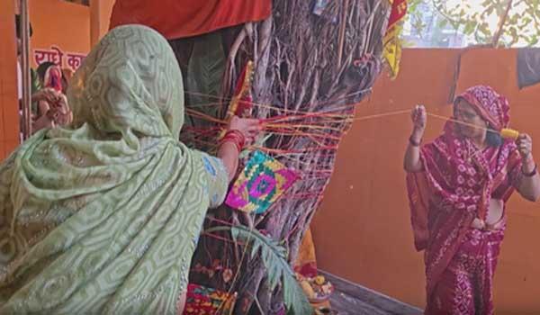 married-women-in-bihar-delhi-observe-vat-savitri-vrat-for-longevity-prosperity-of-their-husbands