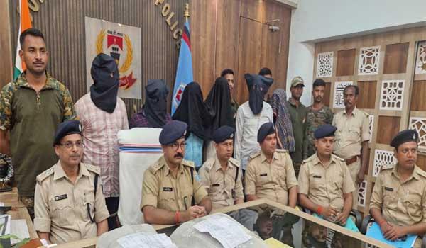sp-praveen-pushkar-briefs-media-six-accused-arrested-during-joint-raids-in-jasidih-and-kunda
