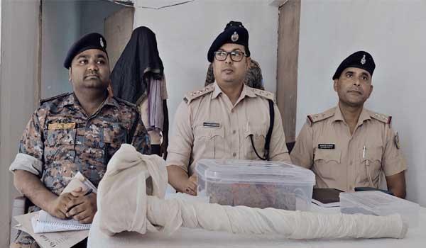 mala-devi-was-murdered-at-a-tea-stall-near-kunda-police-station-blood-stained-hoe-recovered