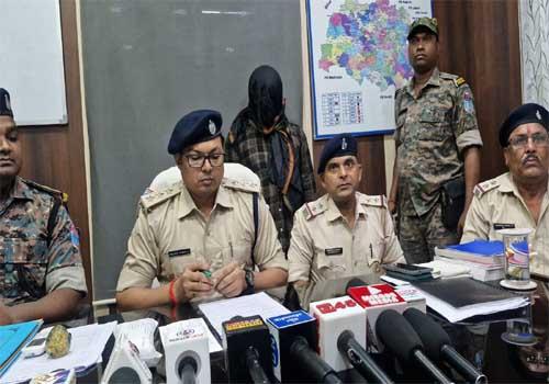 notorious-drug-peddler-arrested-with-brown-sugar-145-lakh-cash-seized
