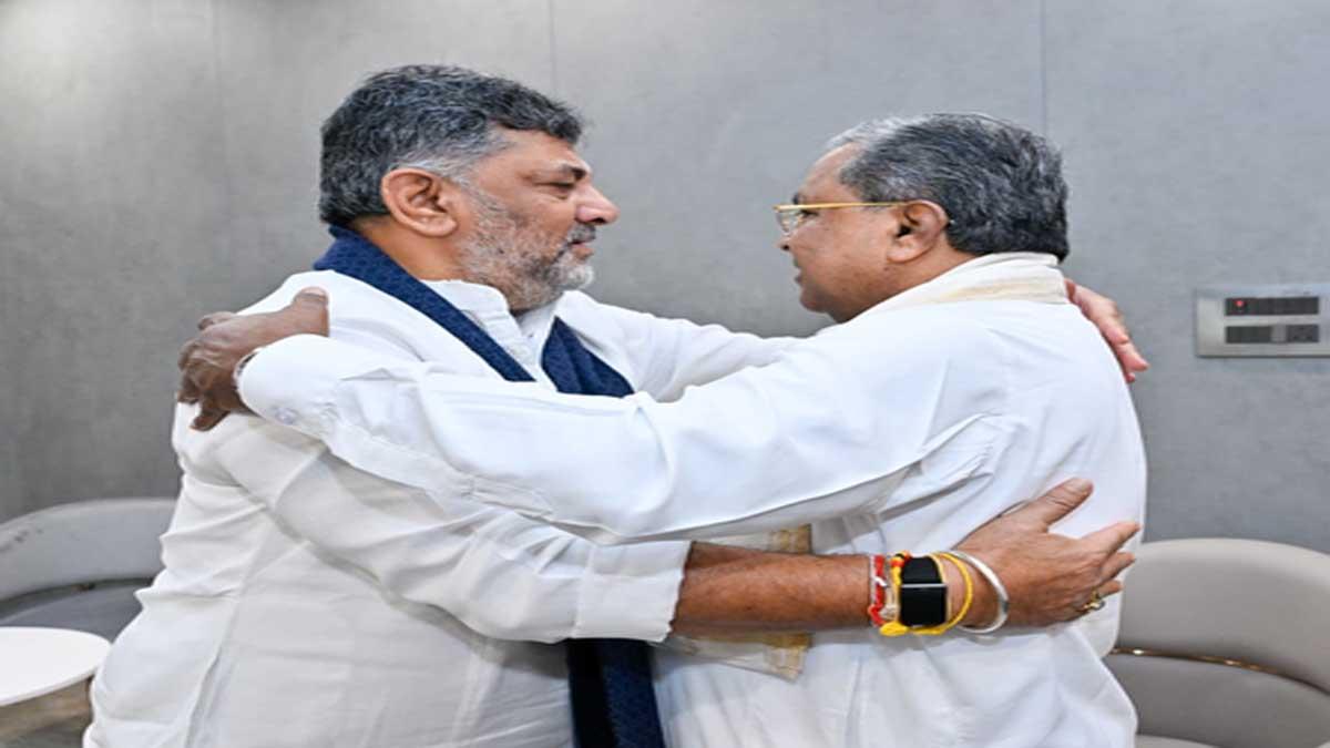 shivakumar-touches-siddaramaiahs-feet-seeks-blessings-at-breakfast-meeting