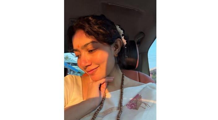 sai-pallavi-gives-fans-a-glimpse-of-her-beautiful-spring-family-moments
