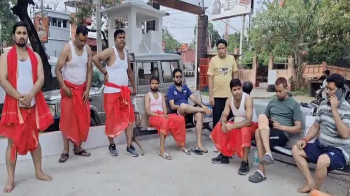 locked-traveller-vehicle-broken-into-near-shivganga-during-temple-visit