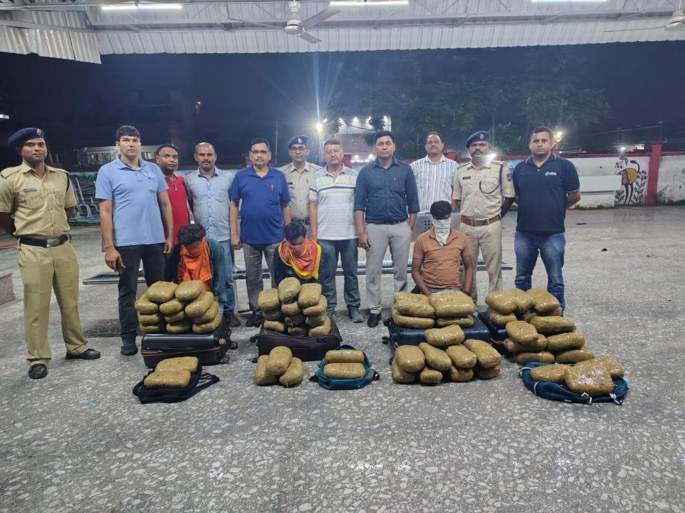 rpf-busts-rs-305-lakh-cannabis-haul-on-ranchijammu-tawi-express-three-arrested