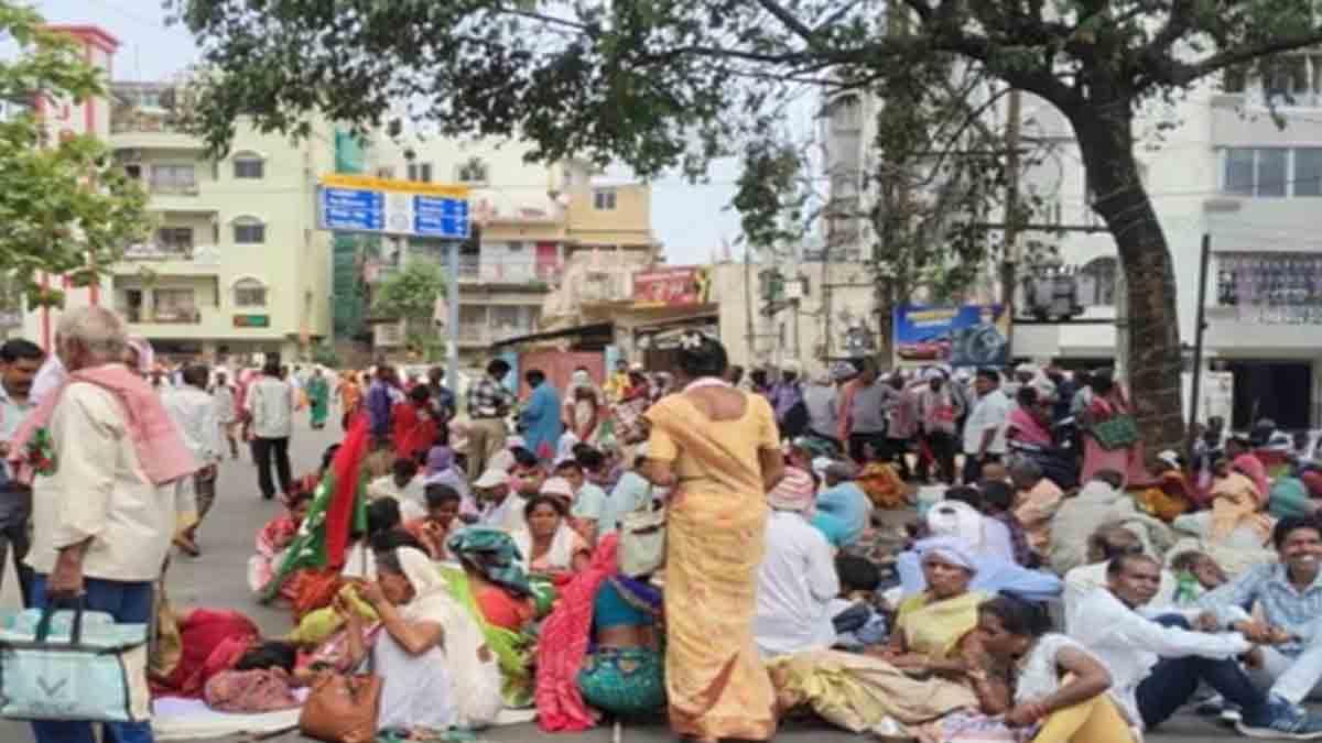 jharkhand-agitators-stopped-from-marching-to-cm-residence-in-ranchi-17-begin-hunger-strike