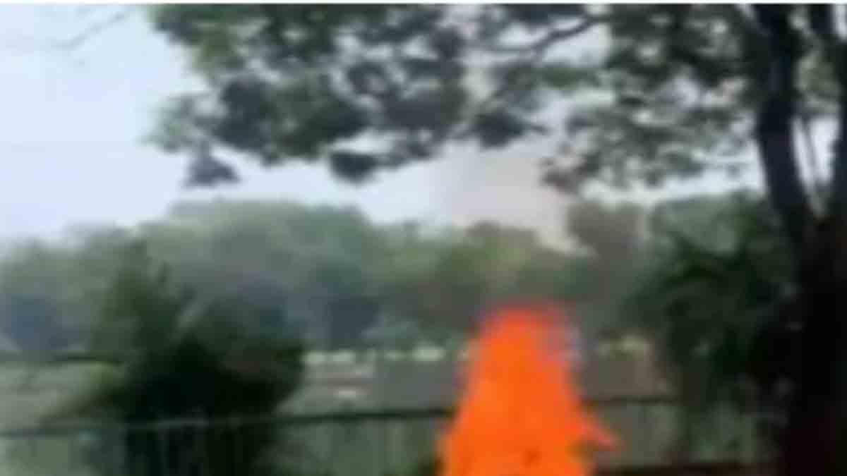family-dispute-leads-to-self-immolation-attempt-in-jamshedpur-local-youth-saves-elderly-man