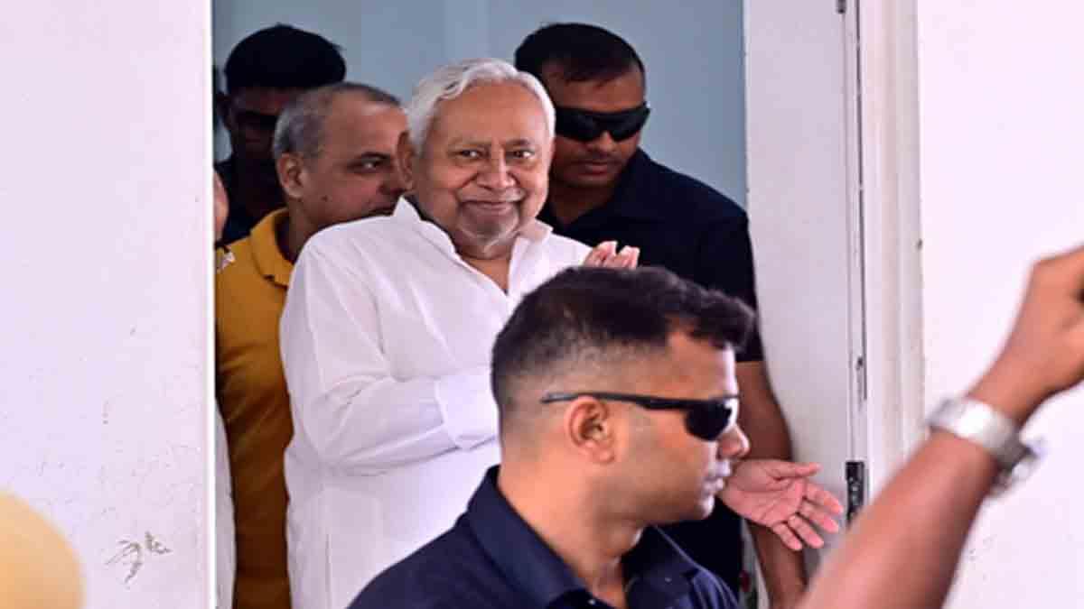 nitish-kumar-meets-vashistha-narain-singh-in-patna-visits-jdu-office