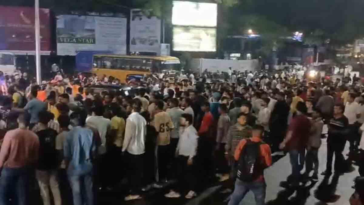 three-policemen-suspended-as-jamshedpur-bar-stabbing-claims-life-of-a-youth