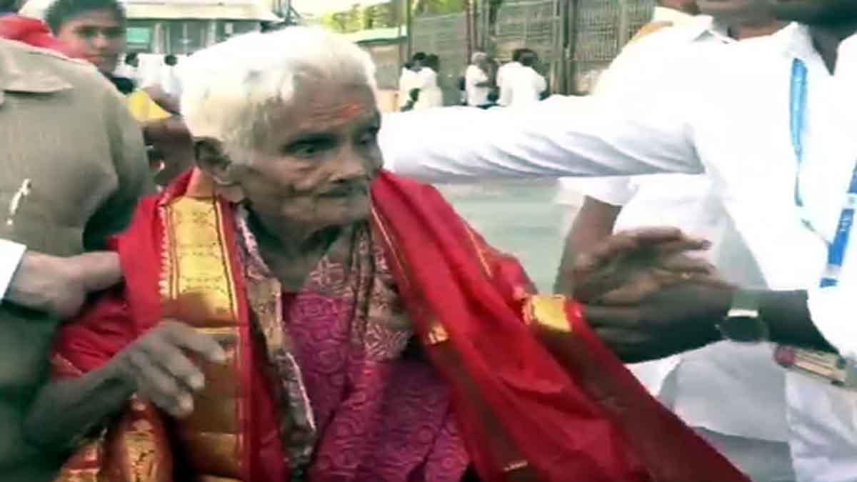 vip-darshan-for-116-year-old-devotee-who-trekked-to-tirumala-temple
