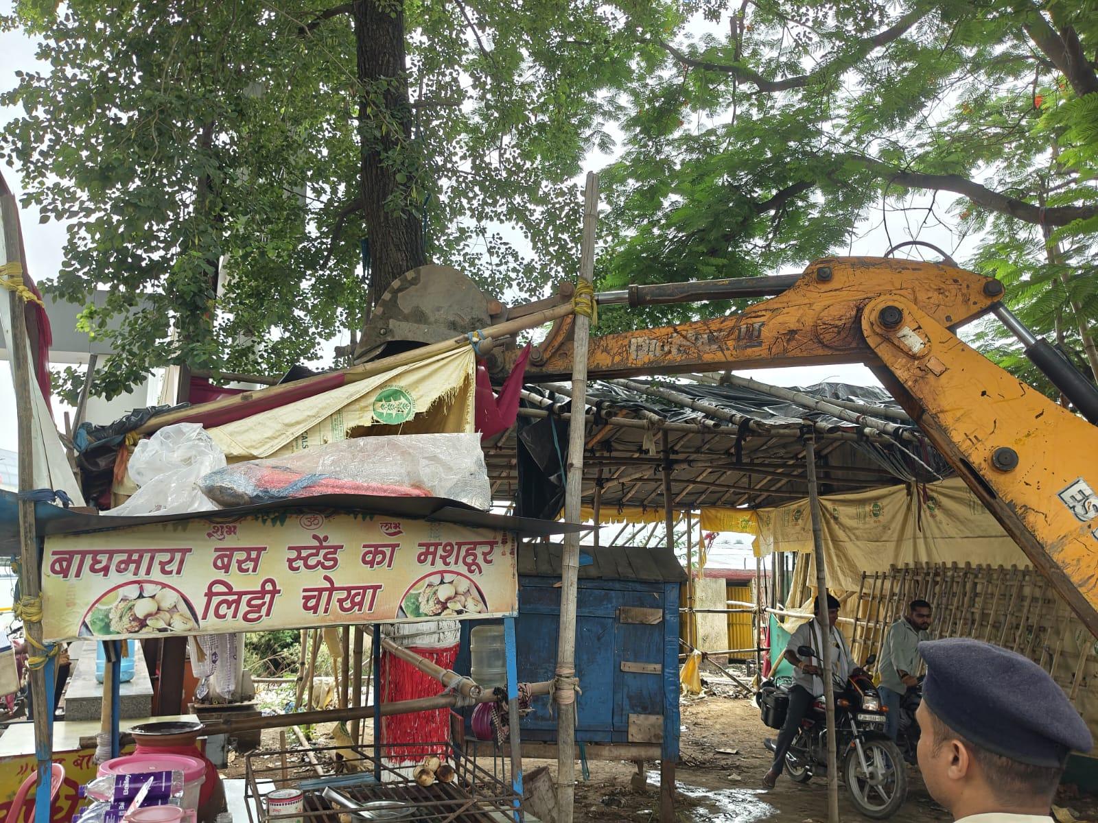 deoghar-municipal-corporation-clears-public-land-to-ensure-smooth-movement-of-devotees-and-traffic
