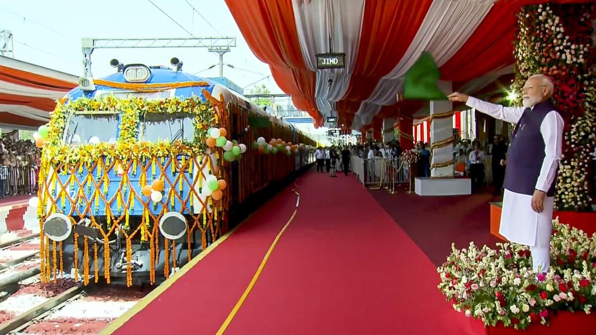 pm-modi-flags-off-indias-first-hydrogen-powered-train-from-haryanas-jind