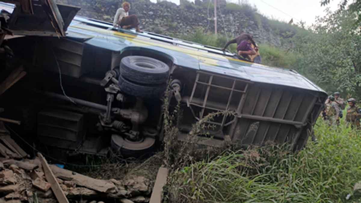 30-injured-as-bus-carrying-amarnath-yatris-skids-off-road-in-jks-ganderbal