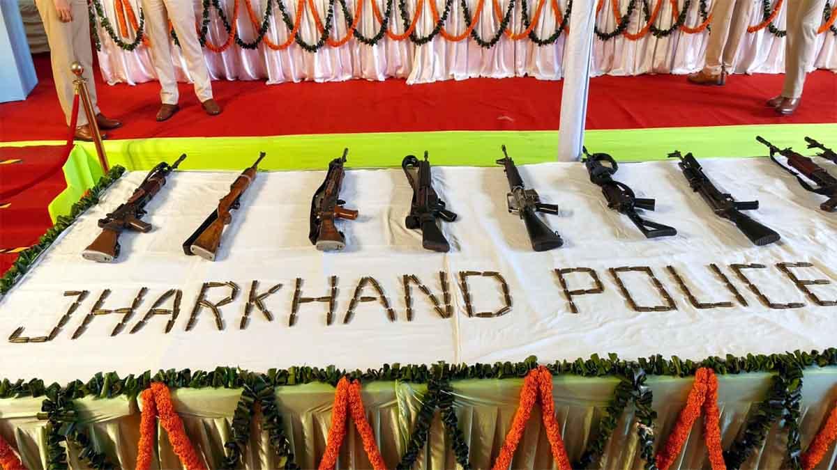 16-maoists-surrender-before-jharkhand-police-deposit-arms