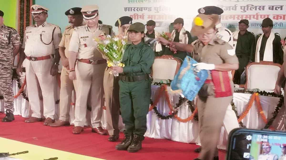 16-maoists-surrender-in-jharkhand-hand-over-11-weapons-1562-rounds