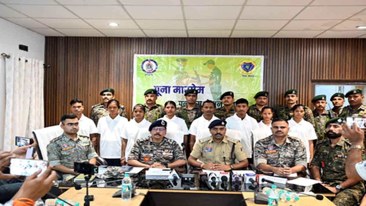 eight-maoists-including-five-women-surrender-in-chhattisgarhs-bijapur