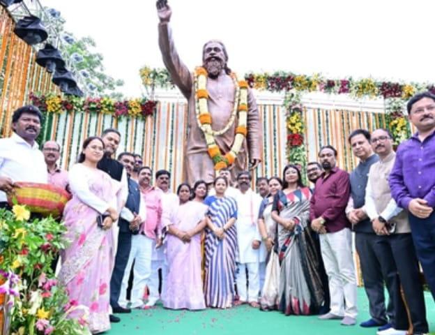shibu-soren-remembered-on-first-death-anniversary-as-hemant-soren-unveils-statue-in-native-village