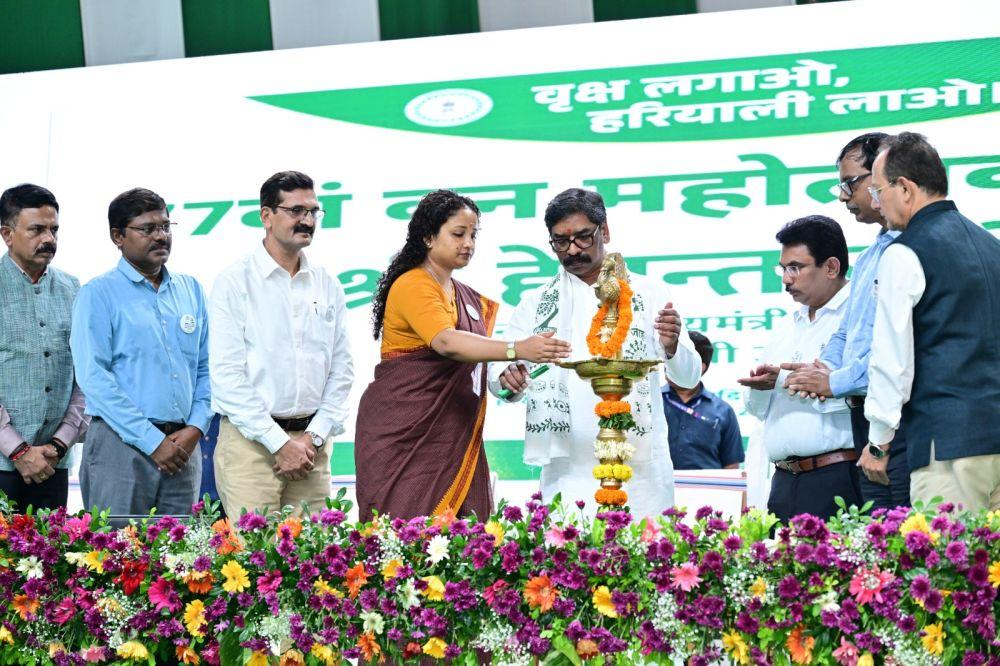 hemant-soren-wife-kalpana-join-77th-state-forest-festival-call-for-peoples-participation-in-environmental-conservation