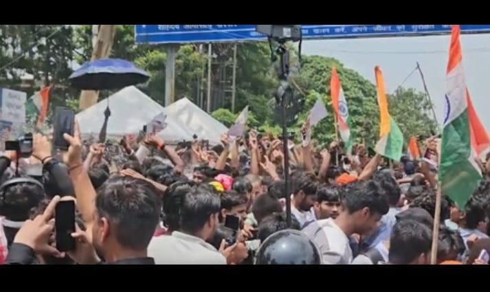 jharkhand-students-push-towards-assembly-as-police-use-lathis-and-water-cannons