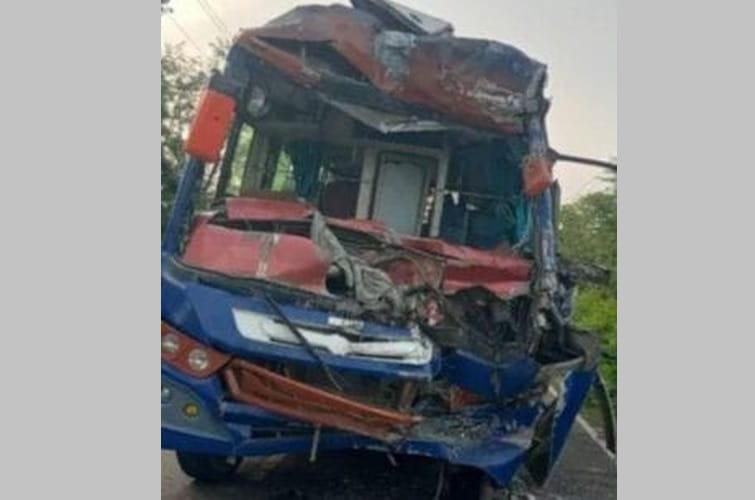 devastating-bus-truck-collision-in-koderma-leaves-12-year-old-dead-40-50-injured