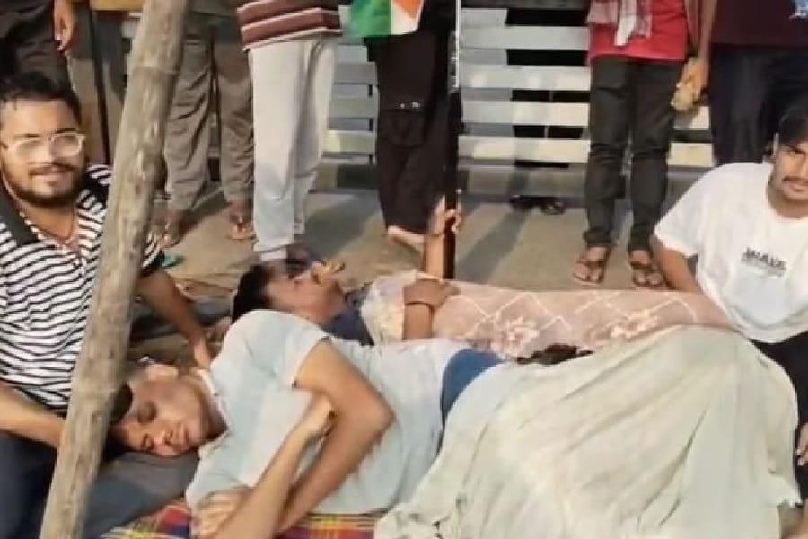 cuj-students-protest-over-poor-food-and-higher-mess-charges-two-begin-hunger-strike
