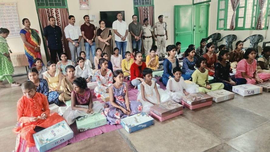 ranchi-police-officers-celebrate-raksha-bandhan-with-children-at-balashray-and-premashray