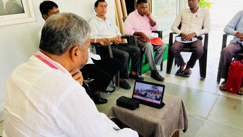 babulal-marandi-listens-to-pm-modis-mann-ki-baat-with-bjp-workers-in-ranchi