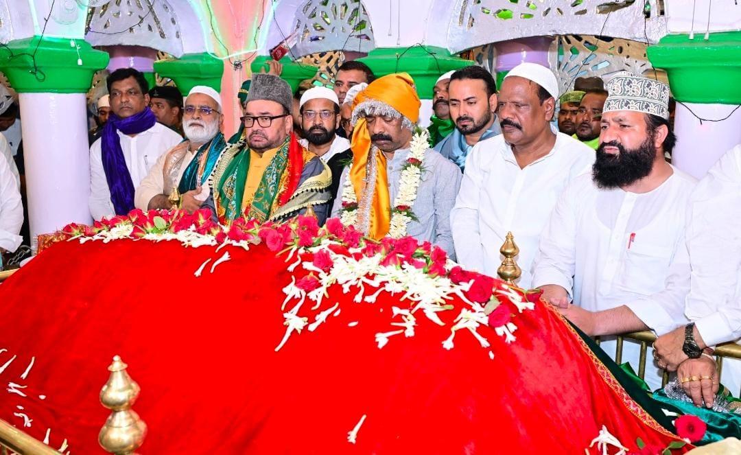 cm-hemant-soren-offers-chadar-at-risaldar-babas-urs-prays-for-peace-and-prosperity-in-jharkhand