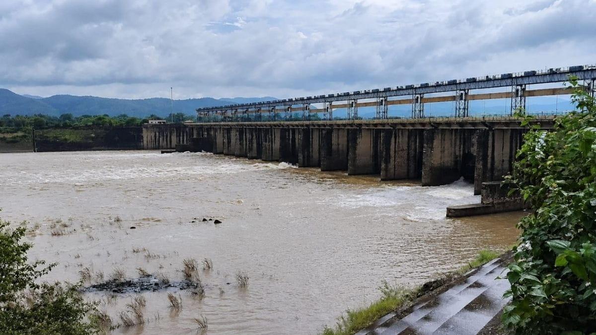 jamshedpur-flood-threat-intensifies-as-kharkai-subarnarekha-cross-danger-marks