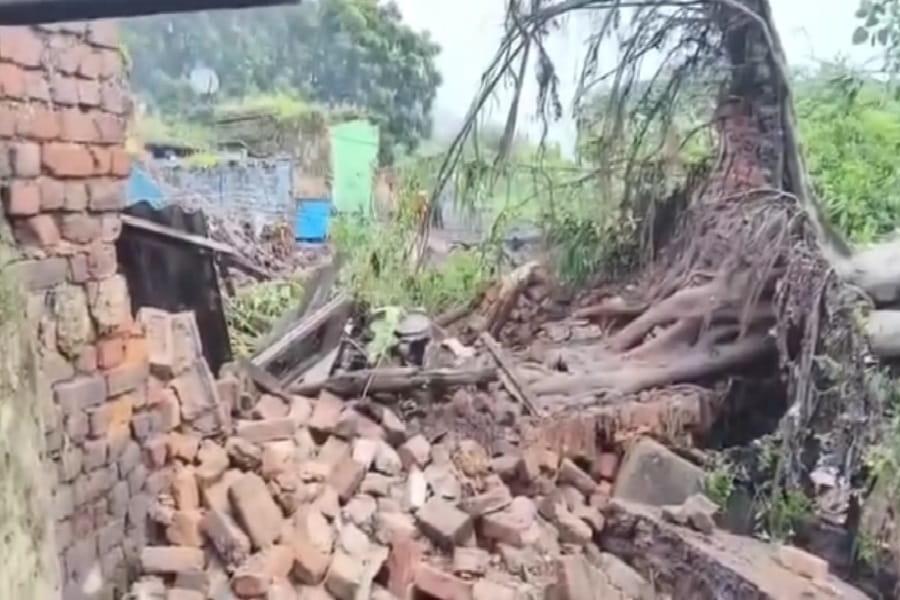 ground-subsidence-in-dhanbads-sijua-swallows-houses-kills-child-several-injured