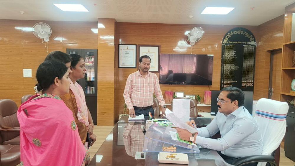 deputy-commissioner-hears-public-grievances-at-weekly-grievance-redressal-day-in-gumla