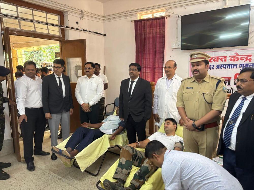 gumla-court-complex-hosts-blood-donation-camp-92-people-donate-blood