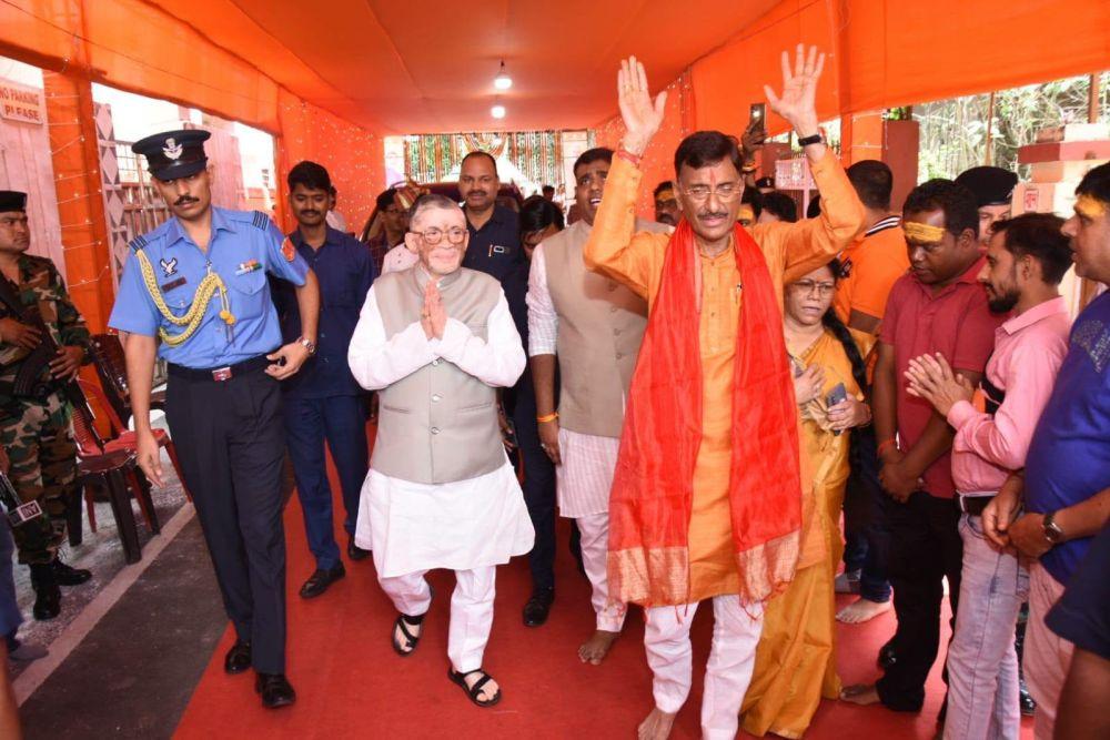 governor-santosh-gangwar-offers-prayers-at-sanjay-seths-residence-in-ranchi
