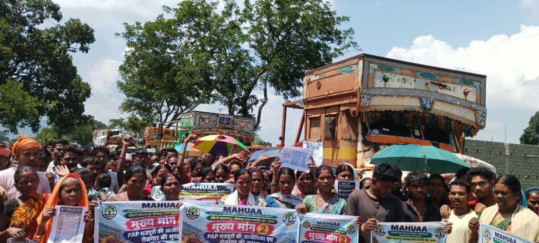 villagers-block-netarhat-road-in-protest-against-hindalco-over-mining-related-issues