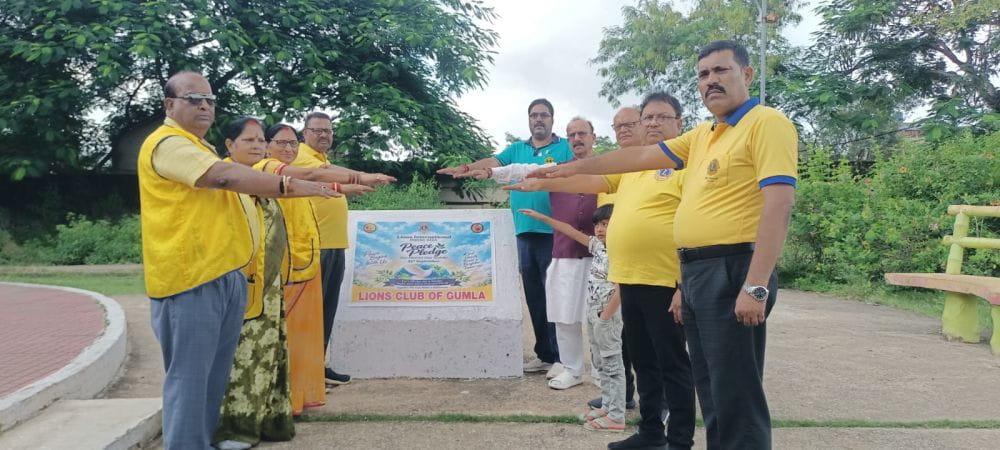lions-club-gumla-marks-world-peace-day-at-gandhi-park