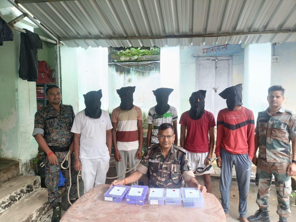 five-arrested-in-deoghar-for-posing-as-customer-care-bank-officials