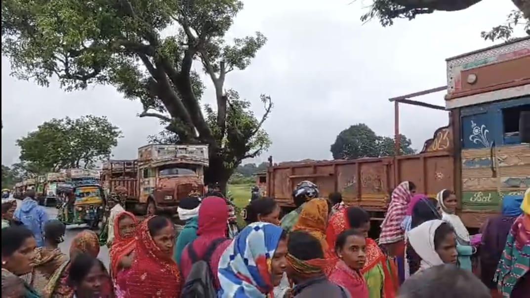 hindalco-protest-enters-12th-day-in-gumla-villagers-stop-bauxite-transport-amid-heavy-rain