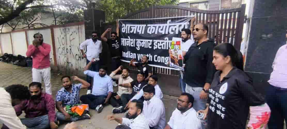 youth-congress-workers-stage-protest-outside-election-commission-office-in-ranchi
