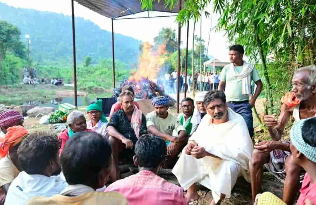 emotional-farewell-hemant-soren-performs-last-rites-of-mother-rupi-soren