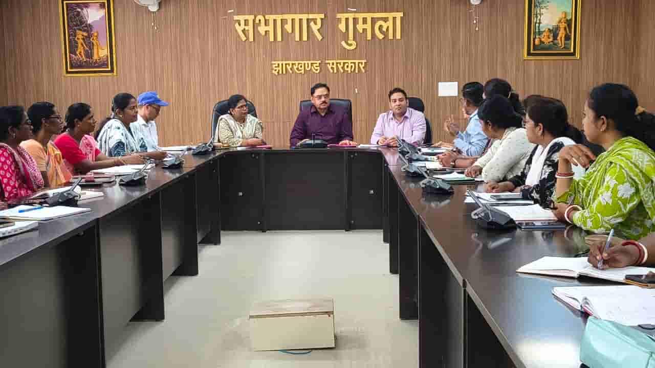 gumla-dc-reviews-welfare-schemes-directs-anganwadi-centres-to-ensure-basic-facilities
