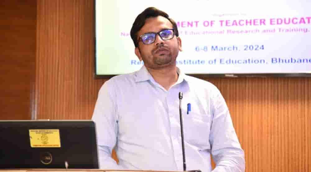 pitri-visarjan-dr-parshuram-tiwari-calls-for-turning-ancestral-reverence-into-social-responsibility