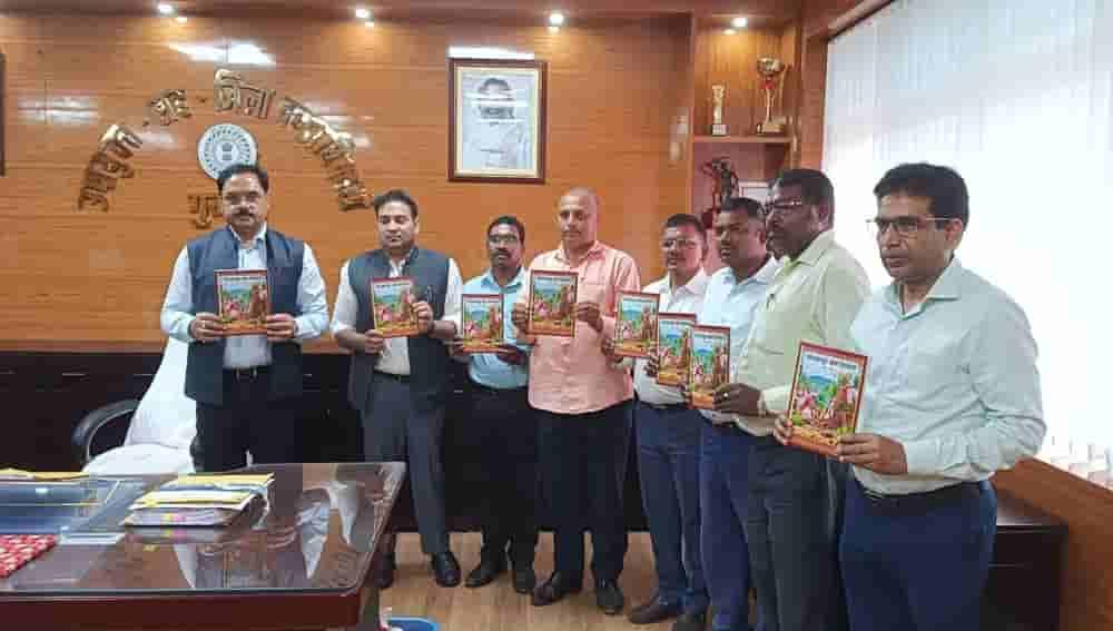 gumla-officials-release-special-book-on-chotanagpurs-art-culture-and-heritage