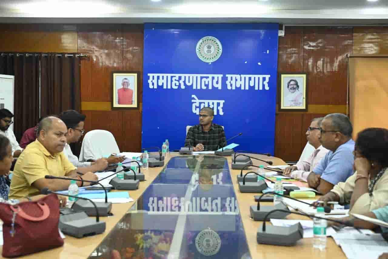 deoghar-ddc-reviews-school-education-orders-action-on-attendance-and-infrastructure-gaps
