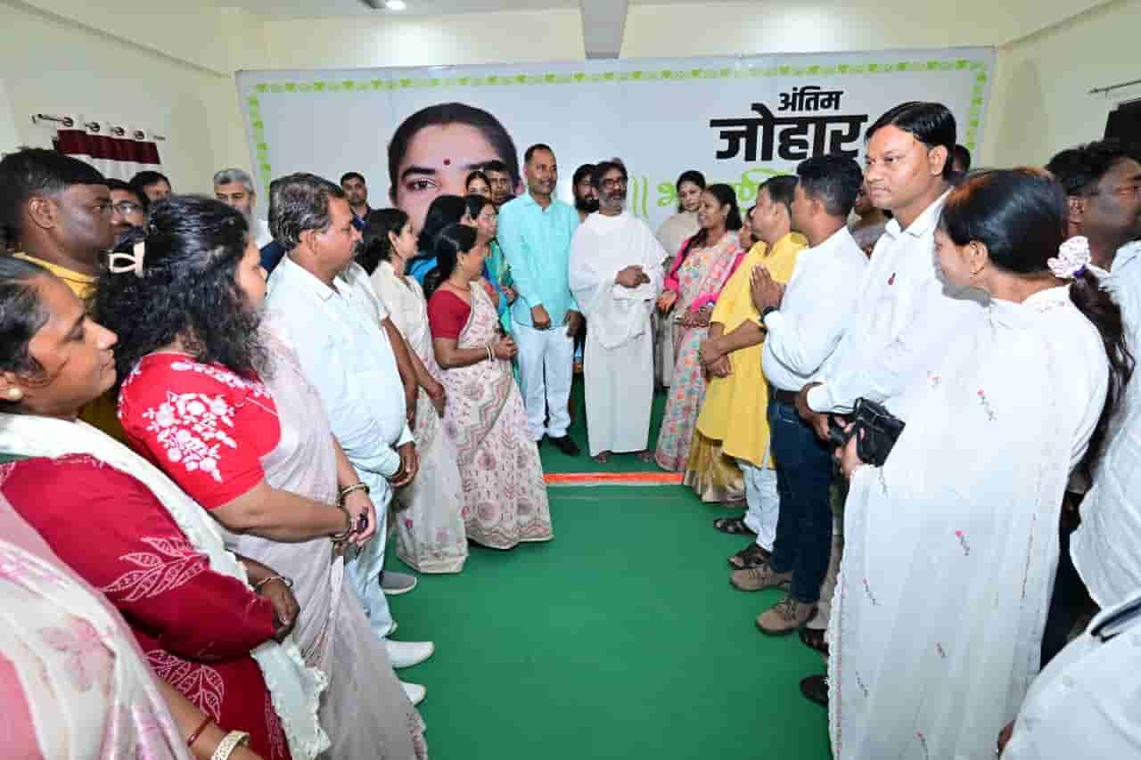 union-minister-annapurna-devi-leaders-pay-tribute-to-hemant-sorens-mother-in-nemra