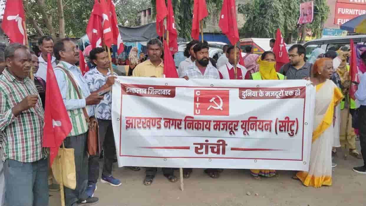ranchi-municipal-corporation-workers-strike-over-regularisation-wages-and-pending-dues