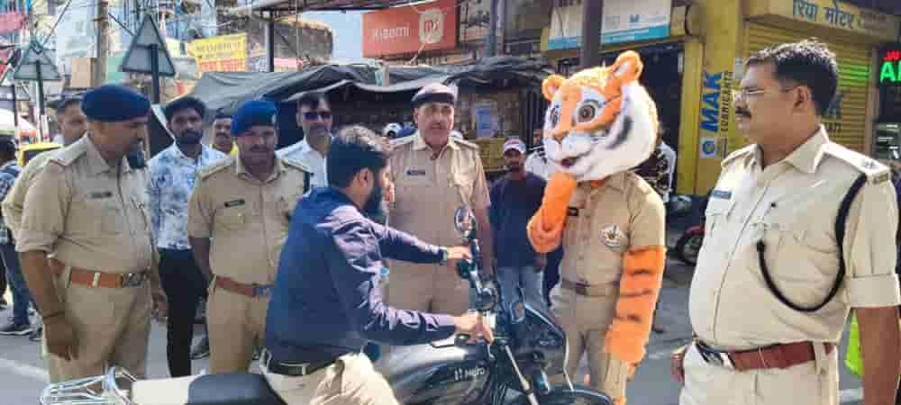 ranchi-traffic-police-uses-mascot-pratap-to-promote-road-safety-at-kantatoli-chowk