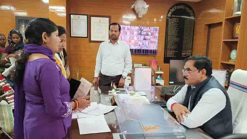 public-grievance-redressal-day-in-gumla-two-persons-with-disabilities-receive-battery-powered-tricycles