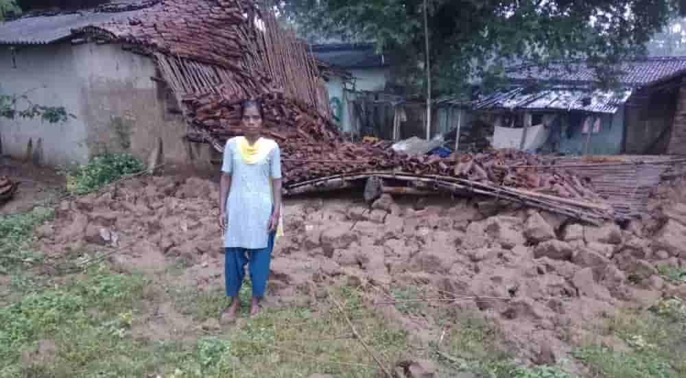 heavy-rain-damages-several-houses-in-gumlas-chundri-panchayat-residents-seek-compensation