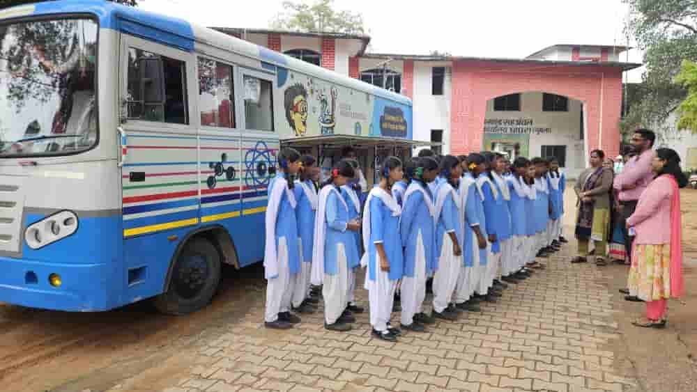 mobile-science-exhibition-inspires-ghaghra-schoolgirls-to-explore-the-world-of-science