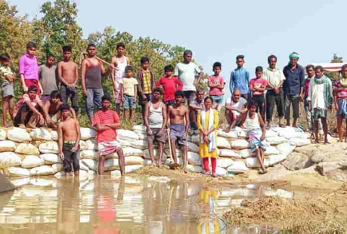 Villagers built two Bora-bandhs to quench thirst of wild animals on Chunghatti river in Khunti